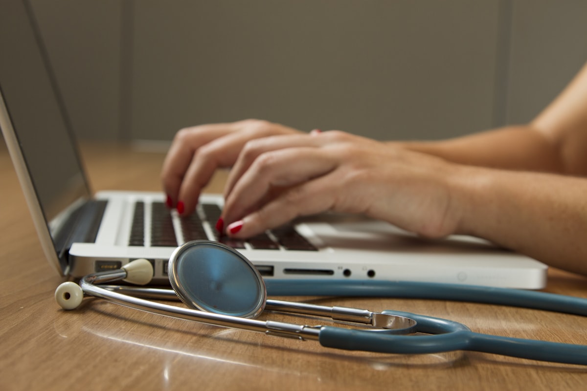Un medico controlla dal computer le richieste gestite da Igea